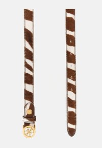 Cinturino in pelle con una stampa animale marrone e bianca, dotato di un emblema circolare color oro e una finitura liscia. Regolabile con più fori.