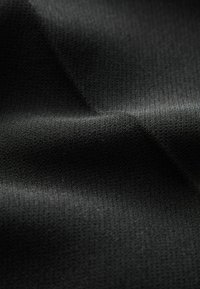 Zwart textiel met een gladde afwerking en subtiel ruitpatroon. Het materiaal lijkt lichtgewicht en flexibel, met een lichte glans.