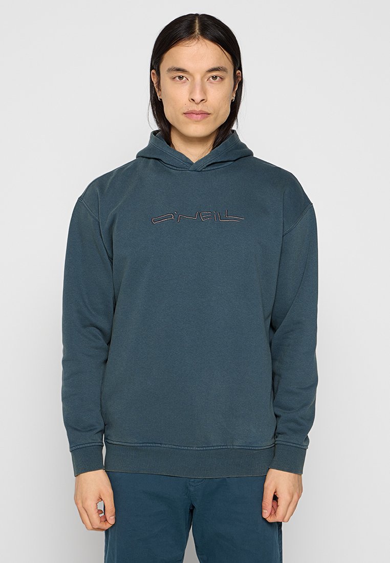 Niebieska bluza z kapturem z logo z przodu. Wykonana z miękkiego materiału, z ściągaczami przy mankietach i na dole, zaprojektowana z myślą o komforcie i codziennym noszeniu.