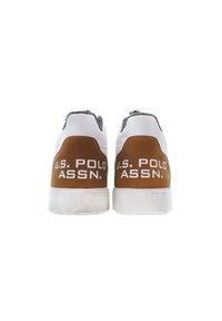 Sneakers bianchi con accenti in pelle marrone, con il testo "U.S. POLO ASSN." sul tallone, tessuto grigio testurizzato sul colletto.