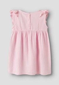Robe en coton rose avec jupe froncée, épaules volantées et fermeture à boutons dans le dos. Texturé doux, léger, adapté pour les temps chauds.