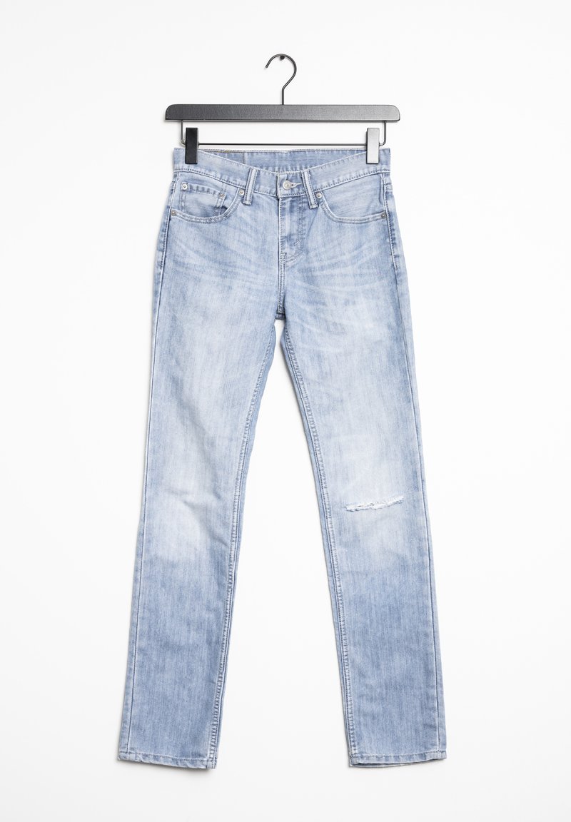 Jean en denim bleu clair avec une coupe droite, poches avant et une petite zone laissée en détresse au genou droit.