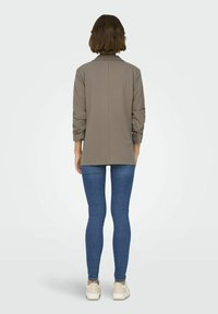 JDY NORMAL GESCHNITTEN REVERSKRAGEN - Blejzr - walnut