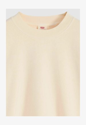 Sudadera beige claro con cuello redondo, confeccionada en material suave, con una pequeña etiqueta roja de Levi's en el interior del cuello. Textura lisa.