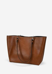 Sac fourre-tout en cuir marron avec une texture lisse, intérieur noir et doubles poignées en métal argenté. Design à ouverture supérieure.