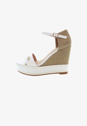 Sandalo con zeppa piatta bianca, con tomaia in tessuto marrone chiaro testurizzato, cinturino alla caviglia e dettaglio del logo dorato, caratterizzato da una suola bianca cucita.