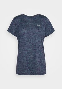 Fialové sportovní tričko s krátkým rukávem, které má texturovaný melírovaný vzor a malé stříbrné logo na hrudi.