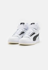 Weiße High-Top-Sneaker mit schwarzen Akzenten, ausgestattet mit einem gepolsterten Kragen, Schnürverschluss, verstellbarem Riemen und strukturierten Leder-Materialien.