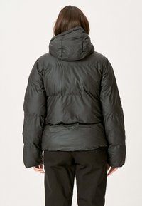 Sort puffet jakke med hætte, der har en quiltet tekstur og elastiske manchetter. Bagsiden har en indsnævret talje for en skræddersyet pasform.