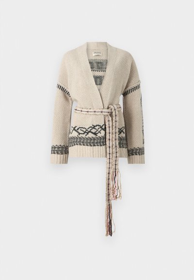 Beige strikket cardigan med sorte geometriske mønstre, åben front, lange ærmer, justerbart bånd i taljen og struktureret ribkant.