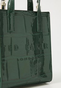 Ted Baker GATOCON EFFECT MINI ICON BAG - Ručna torba - mid green