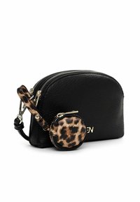 Pochette nera in pelle dalla forma arrotondata, con zip dorata e una borsa per le monete rotonda con stampa leopardata staccabile attaccata tramite un cinturino nero.