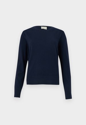 Μπλε ναυτικό πουλόβερ μακρυμάνικο με στρογγυλή λαιμόκοψη, με ριμπ μανσέτες και τελείωμα, εμφανίζεται σε απλό ανοιχτόχρωμο φόντο.