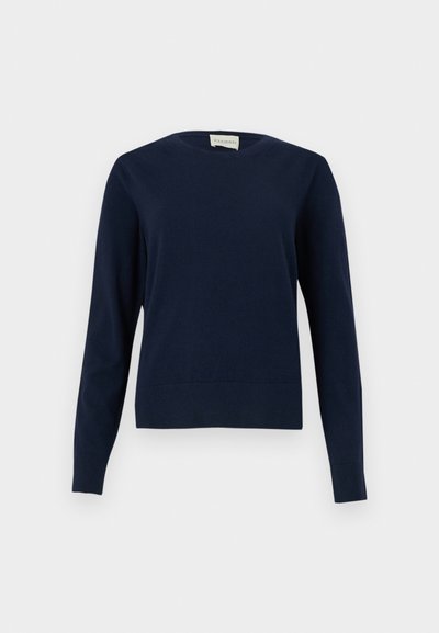 Pull à manches longues bleu marine à col rond avec poignets et ourlet côtelés, présenté sur un fond clair uni.