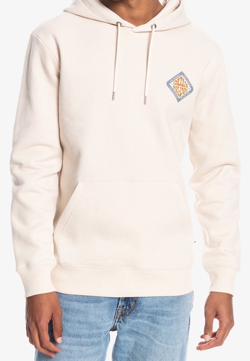 Krémová mikina s kapucí a přední kapsou, nastavitelné šňůrky a diamantová nášivka na levém prsu. Měkký materiál ze směsi bavlny.