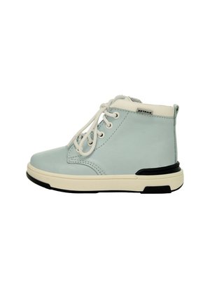 Zapatilla deportiva de caña alta azul claro con cordones blancos, suela crema, detalles negros y una pequeña etiqueta de tela cerca del tobillo.