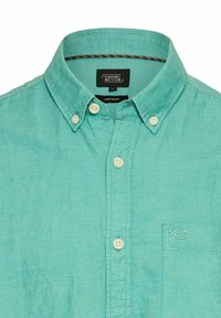 Licht teal linnenmix shirt met een button-down kraag, twee knopen bij de kraag en een borstzak met geborduurd logo-detail.