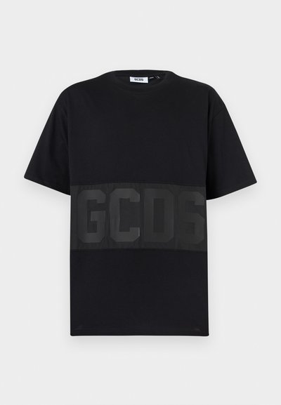 Schwarzes T-Shirt mit kurzen Ärmeln und einem breiten horizontalen Band über der Brust, das große, dunkel geprägte Buchstaben "GCDS" zeigt.
