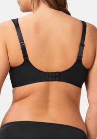 Musta rintaliivi, jossa on säädettävät olkaimet, hakaskiinnitys, sileä kangas ja yksinkertainen muotoilu. Näyttää selkäosan rakenteen ja istuvuuden.