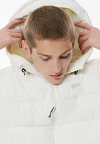 PULL&BEAR Zimní bunda - white