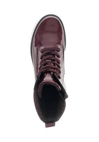 Bordeaux lakleren enkellaarsjes met ronde neus, vetersluiting aan de voorkant en een zachte binnenvoering. Voorzien van een gladde, glanzende textuur en een stevige zool.