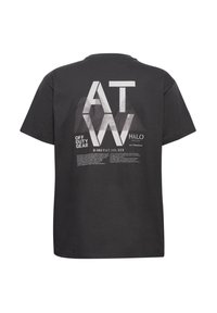 Svart bomull t-shirt med ett grafiskt tryck på baksidan med stora bokstäver och detaljer i vitt, inklusive geometriska former och text.