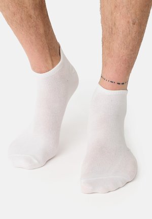 Weiße Knöchelsocken aus geripptem Baumwollmischgewebe, mit glatter Textur, minimalistischem Design und elastischen Bündchen für eine bequeme Passform.