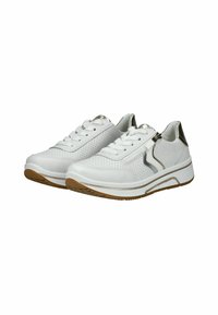 Scarpe sportive bianche con design perforato, accenti metallici, stringatura frontale e zip laterale. Suola in gomma con battistrada marrone chiaro.