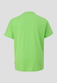 Groene t-shirt met korte mouwen van katoen, met een ronde halslijn en een gladde, onverziende oppervlakte. Achteraanzicht weergegeven.