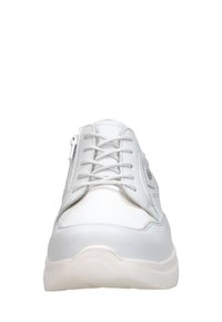 Witte sneaker met een mix van leer en textuurmaterialen. Voorzien van veters, een zijrits en een lichtgekleurde rubberen zool.