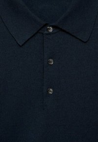 Polo shirt blu navy realizzato in tessuto a maglia testurizzato, con colletto, tre bottoni neri e un design pulito e classico.