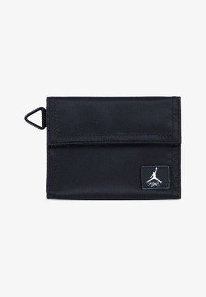 Fekete nylon pénztárca hajtott kialakítással, varrott szélekkel és egy fehér Jordan logós folttal. Tartalmaz egy fém D-gyűrűt a rögzítéshez.