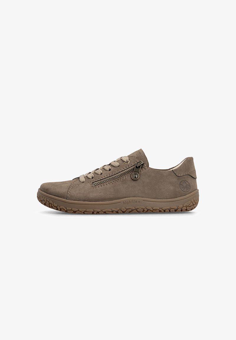 Chaussure décontractée en daim marron à lacets avec fermeture éclair latérale et semelle en caoutchouc texturée, conçue pour le confort et une utilisation flexible.