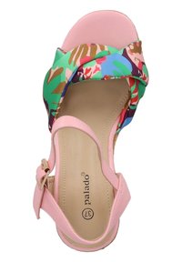 Sandal de punta abierta y colorido con parte superior de tela floral en verde, rosa y azul, y una correa de cuero rosa. Presenta un cierre de hebilla.