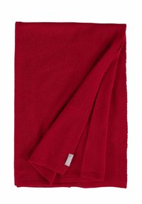 Écharpe en laine rouge tricotée avec une texture douce, dotée d'un bord replié et d'une petite étiquette, affichant une couleur unie sans motifs ni accents.