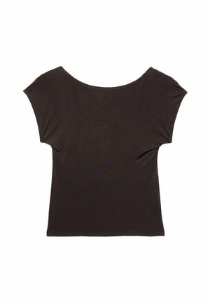 Mörkbrun kortärmad topp med en bred, rundad halsringning. Tillverkad av mjukt, slätt tyg med en figurnära siluett. Inga synliga mönster eller utsmyckningar.