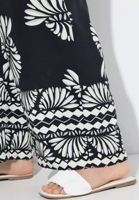Ulla Popken FOSSIL PRINT ELASTIC WAIST - Broek - black