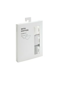 Lot de trois slips classiques en coton pour femmes, en blanc, gris et à motifs à carreaux, visibles à travers une fenêtre sur un emballage blanc pour la vente au détail.