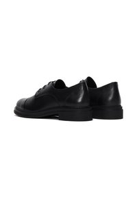 Schwarze Lederschuhe mit abgerundeter Zehenpartie, minimaler Naht und niedrigen Absätzen. Glatte Oberfläche mit klassischem Schnürdesign.