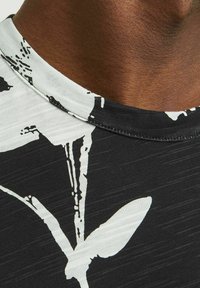 Jack & Jones PREMIUM ALL OVER RUNDHALS - T-shirt med print - black onyx