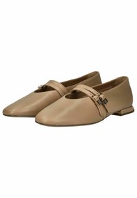 Zapatos de cuero beige con punta afilada, dos correas sobre el empeine y un pequeño tacón rectangular. Textura suave, con un diseño minimalista.