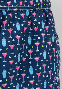 Bañador navy con un divertido patrón de cócteles rosas, cocteleras y rodajas de lima, fabricado en un material ligero.