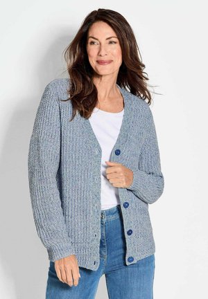 Lichtblauwe cardigan van gebreide stof met textuur, heeft een relaxte pasvorm, knopen aan de voorkant en geribbelde manchetten, gecombineerd met een witte top.