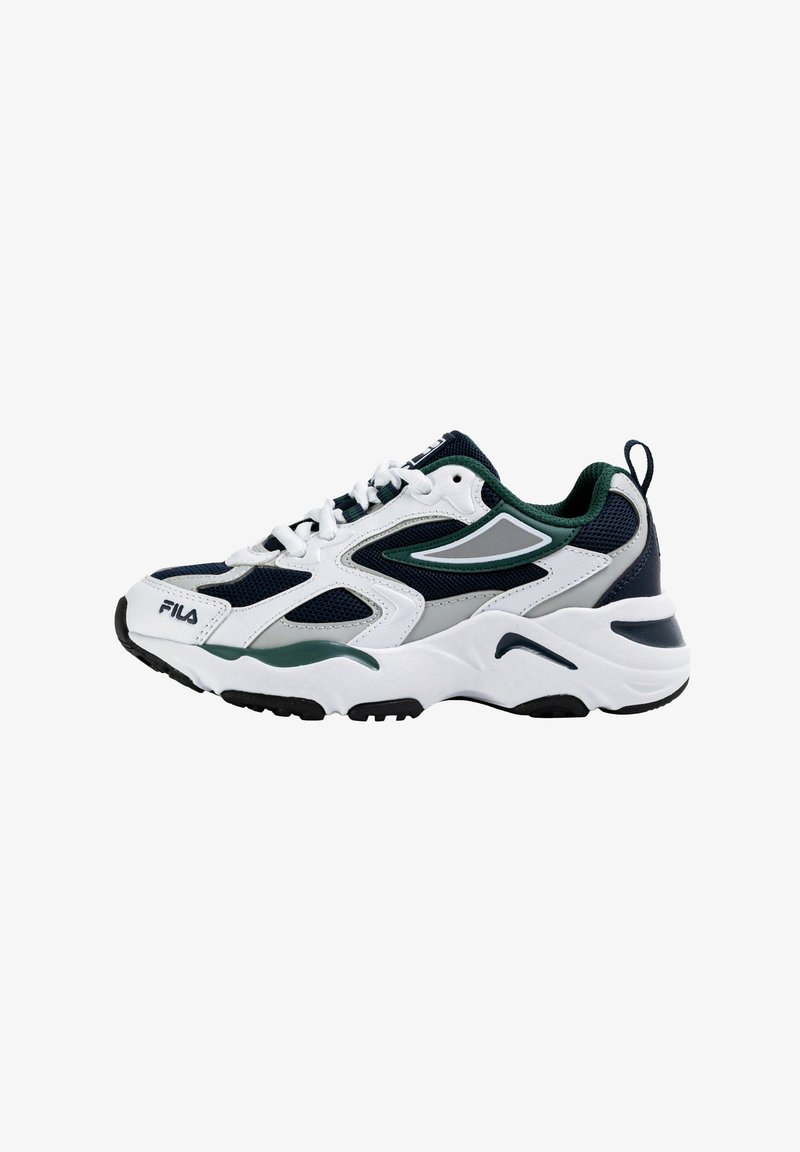 Baskets de sport FILA blanches, bleu marine, grises et vertes avec des panneaux en mesh, des lacets et une semelle épaisse et rembourrée vues de profil.