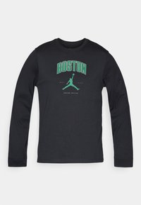 Sort langærmet t-shirt med grøn "BOSTON" tekst og et grønt Jumpman-logo. Lavet af blødt stof, med rund hals og ribbede manchetter.