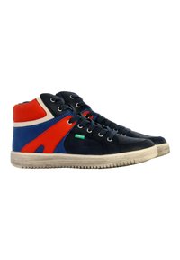 Hoge sneakers met een mix van blauw, rood en wit leer, met een textuur oppervlak en een rubberen zool. Groene logo-accent.