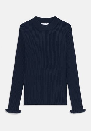 Granatowy prążkowany sweter z dzianiny z długim rękawem, stójką i marszczonymi mankietami, ułożony na płasko na białym tle.