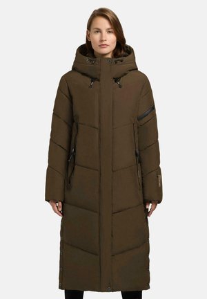 Cappotto lungo imbottito marrone con cappuccio, dotato di tasca con cerniera, cerniere laterali e chiusure a pressione lungo l'orlo. Design del tessuto a trama.