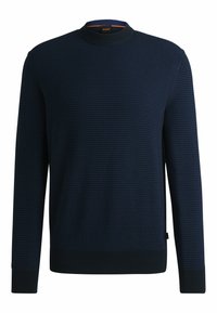 Pull tricoté texturé bleu marine pour homme à manches longues, avec col rond, poignets et ourlet côtelés, et petite étiquette de marque à l'intérieur du col.