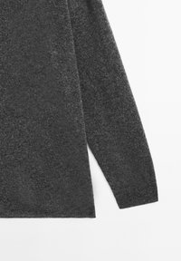 Maglione grigio scuro con maniche lunghe, morbida texture e taglio dritto. Il tessuto sembra leggermente mélange con un design semplice.